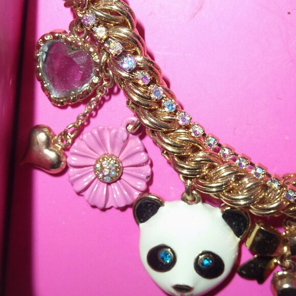 NWT Betsey Johnson Charm Bracelet RETIRED - Picture 6 of 6
